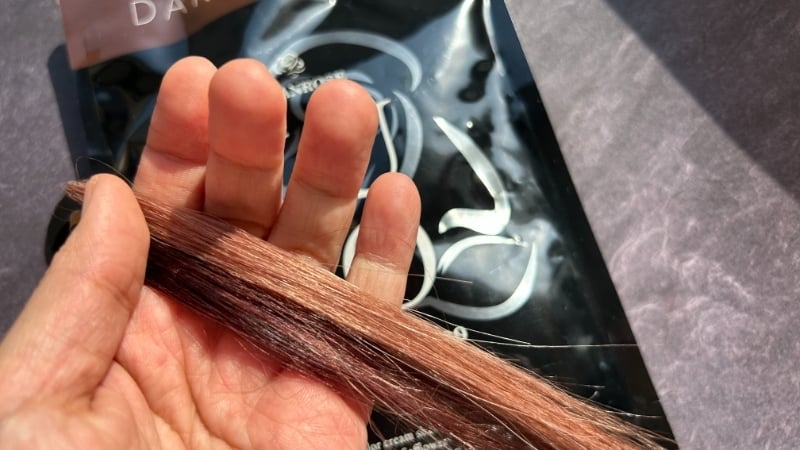 バランローズkuro（黒・クロ）クリームシャンプーで染めた毛束