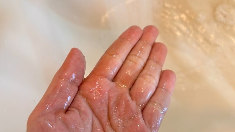 利尻炭酸カラーシャンプーの手が汚れないか検証