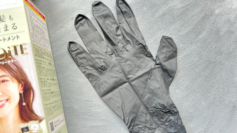 クレオディーテクリアリーカラー オリーブアッシュの付属手袋