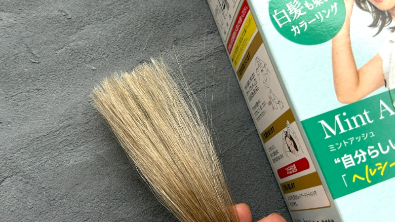 シエロデザイニングカラーミントアッシュの毛束検証画像