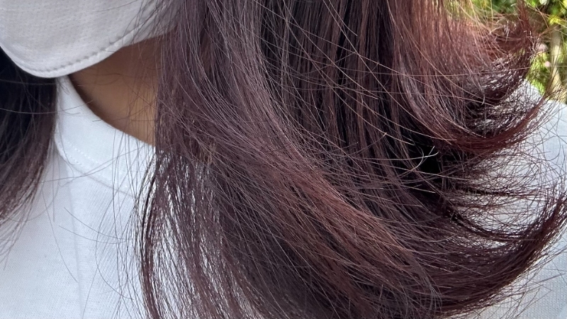 サイオスカラージェニックグリッターコッパーで染毛したモデルの髪